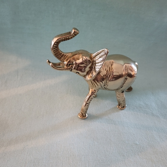 VINTAGE SOLID BRASS ELEPHANT FIGURINE IN EXCELLENT CONDITION. - Picture 2 of 7
